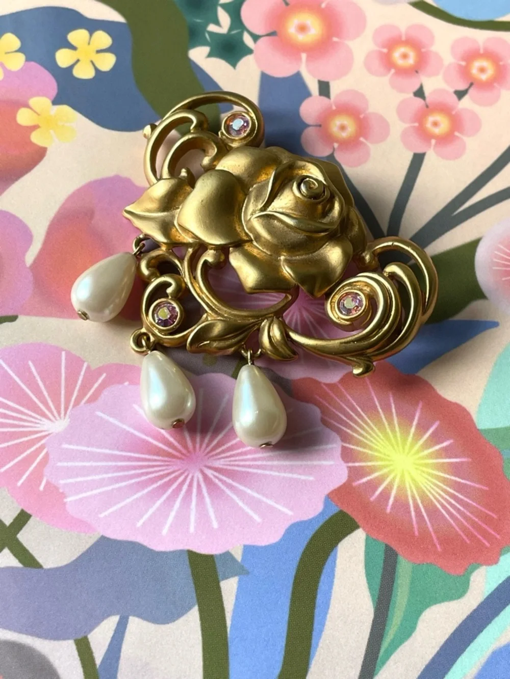 Vintage goldtone Avon faux pearl teardrop pink AB crystal rose brooch fairycore